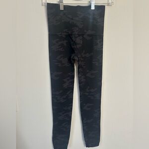 Spanx seamless camo leggings, size medium